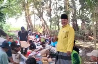 Kades Gogodeso Suwandi Aribawa bersama masyarakat petani