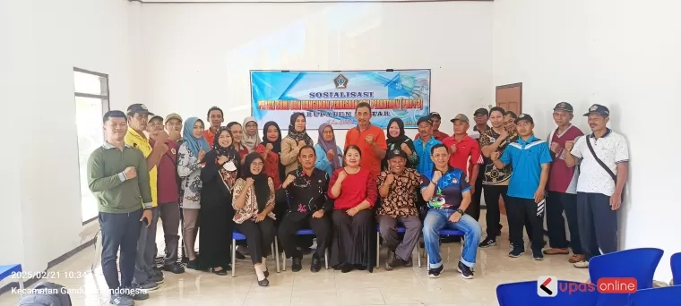 Narasumber PBB P2 dari Bapenda Kab Blitar foto bersama peserta usai sosialisasi