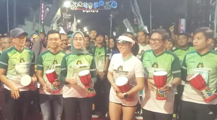 Ketua Komisi VI DPR-RI Anggia Erma Rini dan Artis Gisel sebelum keberangkatan Soekarno Night Run 2025