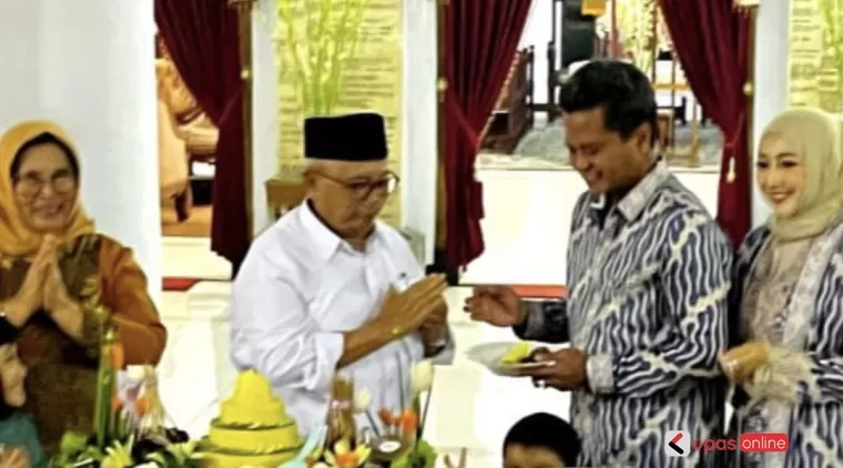 Bupati Blitar Rijanto potong tumpeng tasyakuran bersama Wakil Bupati Beky Herdiansyah