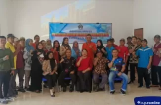 Narasumber dari Bapenda Kabupaten Blitar dan peserta foto bersama usai sosialisasi PBB P2 di Aula Kec Gandusari