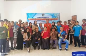 Narasumber PBB P2 dari Bapenda Kab Blitar foto bersama peserta usai sosialisasi