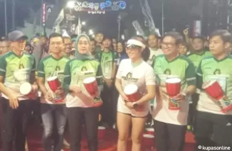 Ketua Komisi VI DPR-RI Anggia Erma Rini dan Artis Gisel sebelum keberangkatan Soekarno Night Run 2025