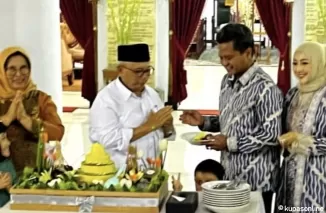 Bupati Blitar Rijanto potong tumpeng tasyakuran bersama Wakil Bupati Beky Herdiansyah