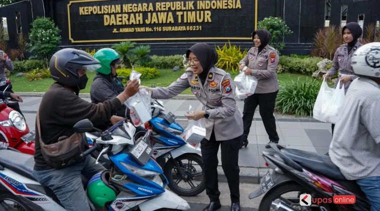 Personel Direktorat Lalu Lintas Polda Jatim membagikan 300  takjil