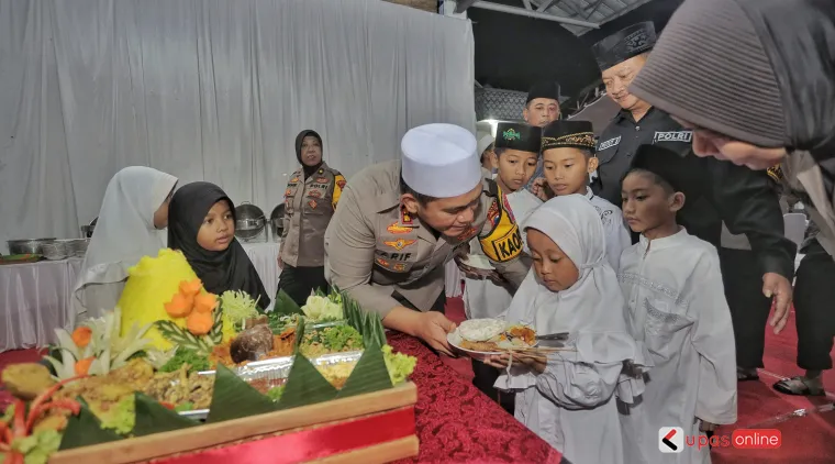 Kapolres Blitar berbuka puasa bersama anak yatim di Rumah Dinas