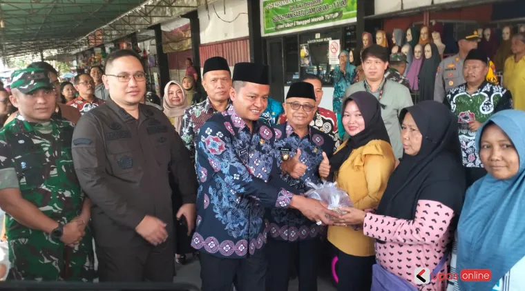 Bupati dan Wakil Bupati Blitar H. Rijanto dan Beky Herdiansyah bersama Forkopimda pada operasi pasar