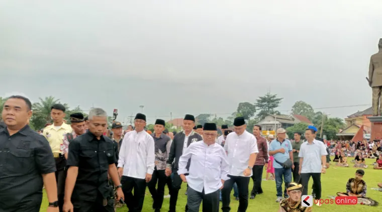 Bupati bersama Wakil Bupati Blitar H. Rijanto dan Beky Hardiansyah menyapa masyarakat dalam ngabuburit, buka bersama tasyakuran sukses pilkada, di Aloon-aloon Kanigoro