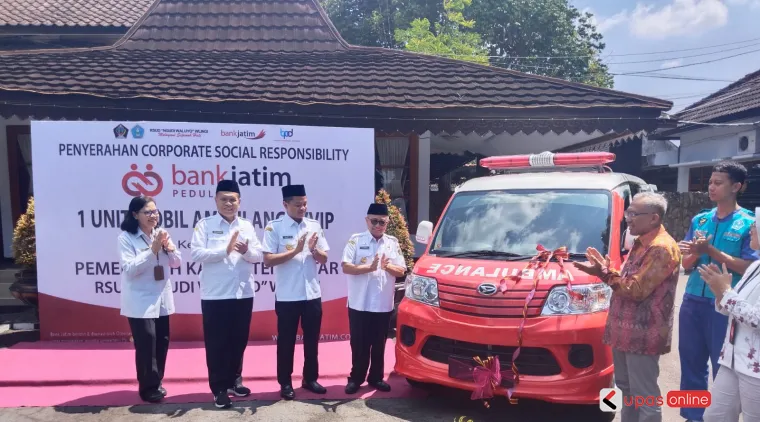 Direktur RS Ngudi Waluyo Wlingi mendampingi Bupati dan Wakil Bupati Blitar dalam menerima CSR Ambulance dr Bang Jatim