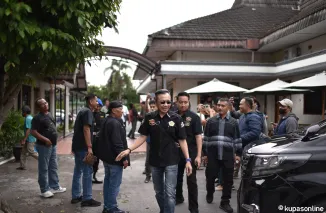 Mantan wabup Blitar Rahmat Santoso usai berikan keterangan terkait Korupsi Dam Kali Bentak di Kejari