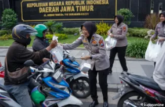 Personel Direktorat Lalu Lintas Polda Jatim membagikan 300  takjil