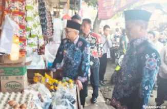 Bupati Rijanto turun langsung dalam operasi pasar di Wlingi