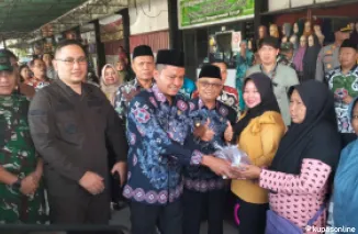 Bupati dan Wakil Bupati Blitar H. Rijanto dan Beky Herdiansyah bersama Forkopimda pada operasi pasar