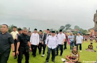 Bupati bersama Wakil Bupati Blitar H. Rijanto dan Beky Hardiansyah menyapa masyarakat dalam ngabuburit, buka bersama tasyakuran sukses pilkada, di Aloon-aloon Kanigoro