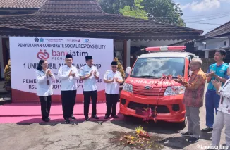 Direktur RS Ngudi Waluyo Wlingi mendampingi Bupati dan Wakil Bupati Blitar dalam menerima CSR Ambulance dr Bang Jatim