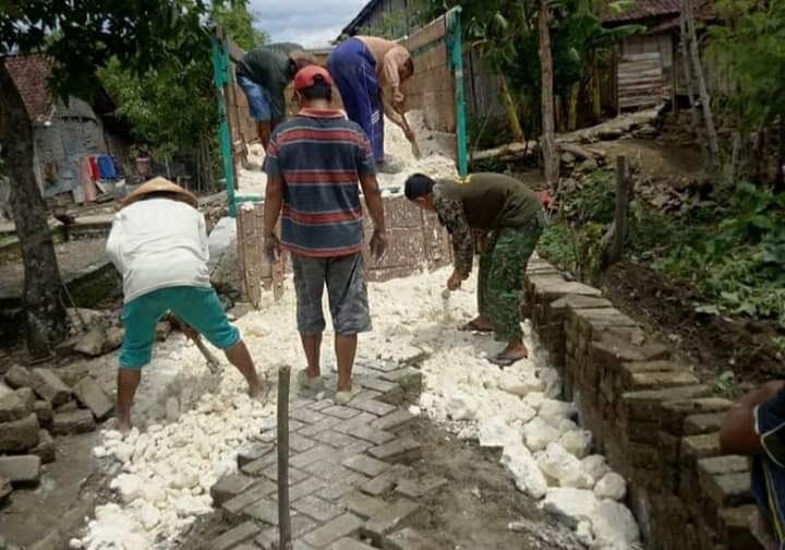 Bersama Warga, Bhabinsa Desa Bubulan Giat Kerja Bhakti