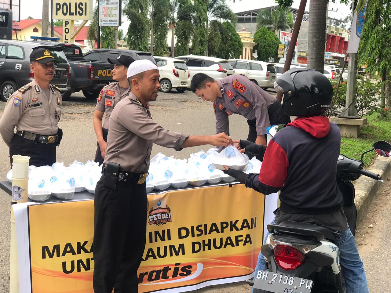 Jumat Berkah, Polres Merangin Berbagi Rezeki Nasi Kotak ke Kaum Dhuafa