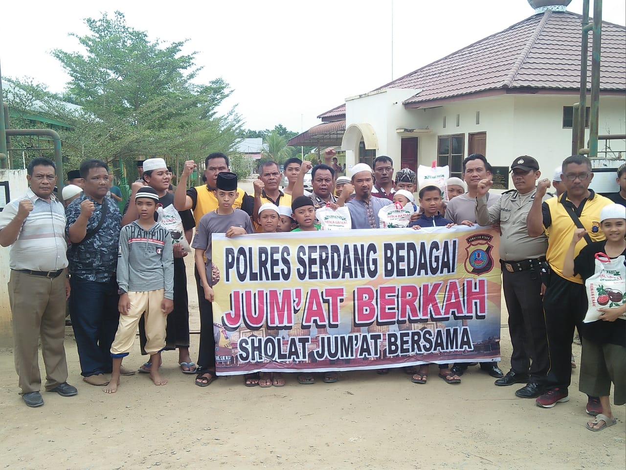 Kapolsek Firdaus AKP Ridwan SH Laksanakan Giat Jum'at Berkah