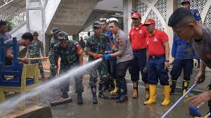 Prajurit Koarmada I Bersama Forkominda DKI Jakarta Laksanakan Kerja Bakti Pasca Banjir di Wilayah Kampung Melayu