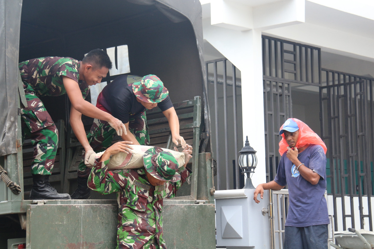 Peduli Sarana Ibadah, Satgas Yonif RK 136/TS Salurkan Bantuan di Maluku Tengah