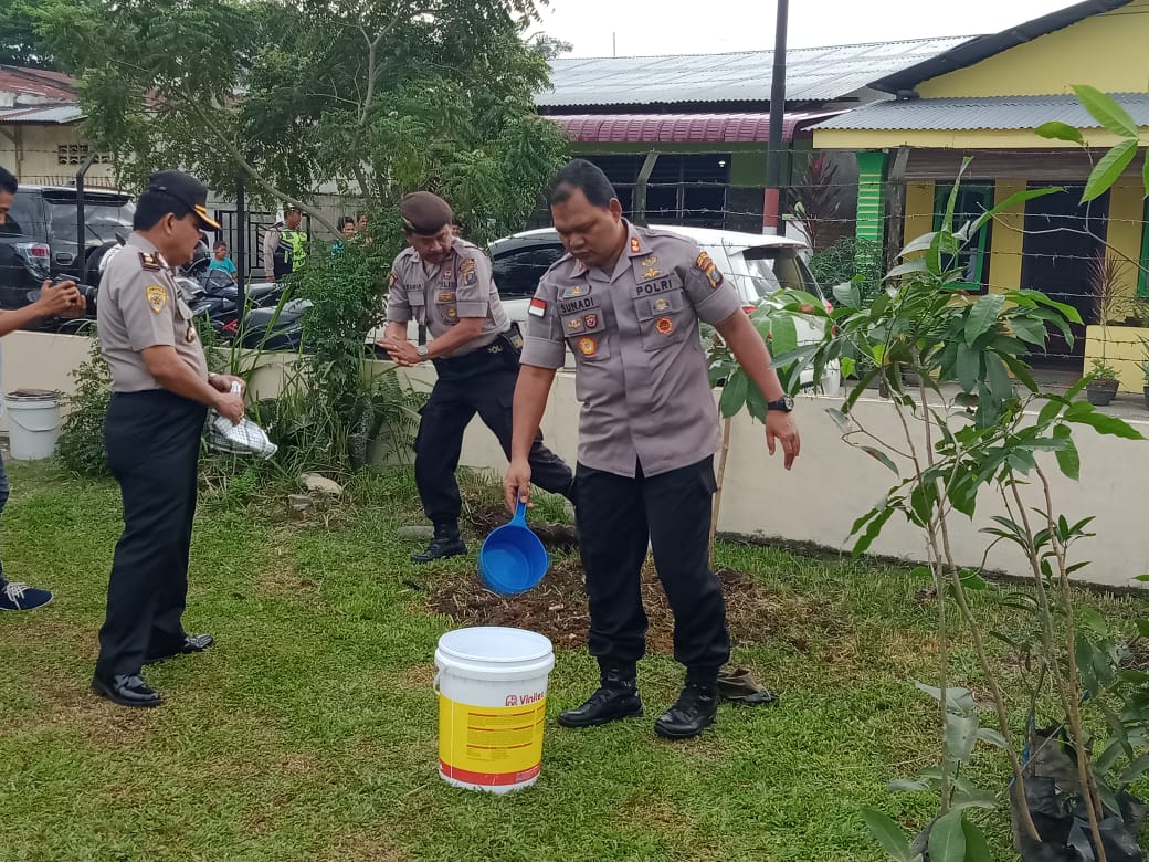 Polres Tebing Tinggi Lakukan Penanaman 51 Batang Pohon