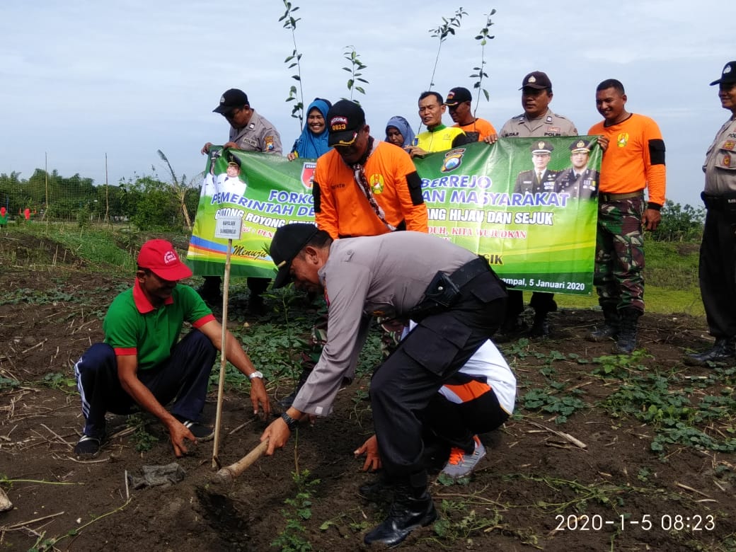 Wujud Sinergitas, Polsek Sumberrejo Bersama Forpimca Lakukan Penanaman Pohon 