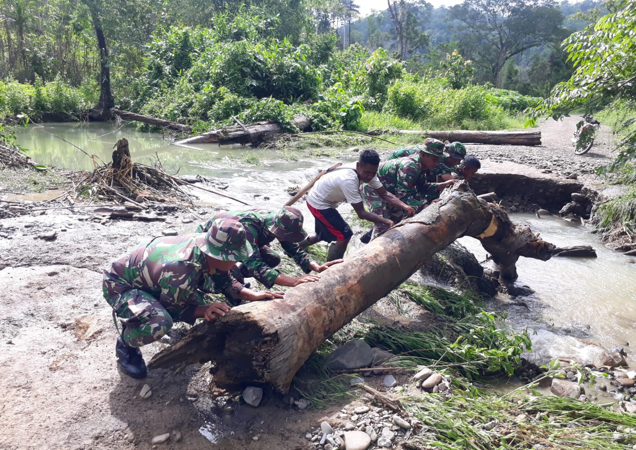 Sigap, Prajurit TNI Singkirkan Pohon Tumbang di Pemukiman Suku Mausu Ane