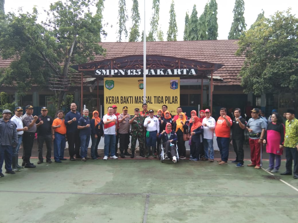 Kapolsek Duren Sawit Gelar Giat Apel Kerja Bakti Massal Tiga Pilar