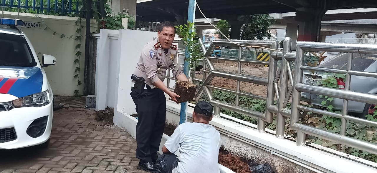 Peduli Penghijauan, Satlantas Polres Jaktim Lakukan Penanaman Pohon