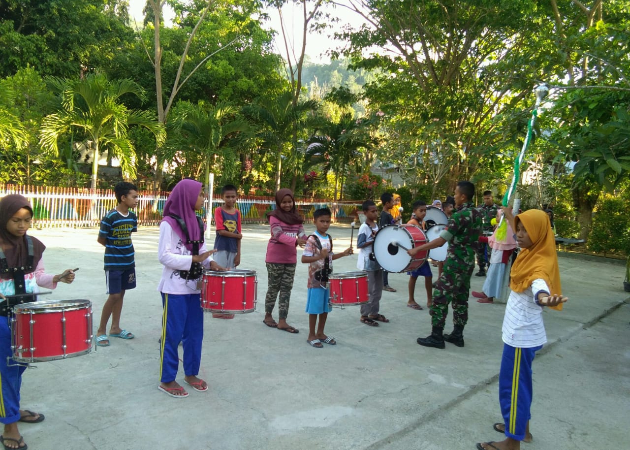 Isi Waktu Liburan, Satgas Yonif RK 136/TS Latih Ketrampilan Murid SMP Negeri 5 Leihitu Bermain Drumband