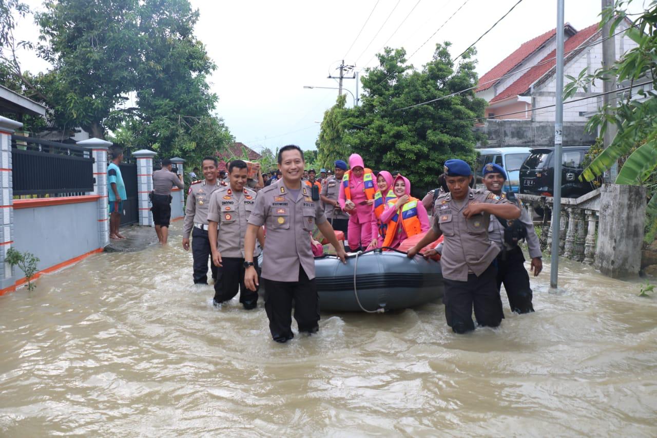 Bersama Rombongan, Kapolres Gresik Turun Langsung Berikan Sembako Pada Warga Yang Terdampak Banjir