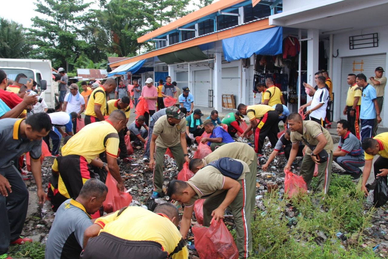 Peringati HUT SBB ke-16, Satgas Yonif RK 136/TS Bersihkan Pasar Rakyat Piru