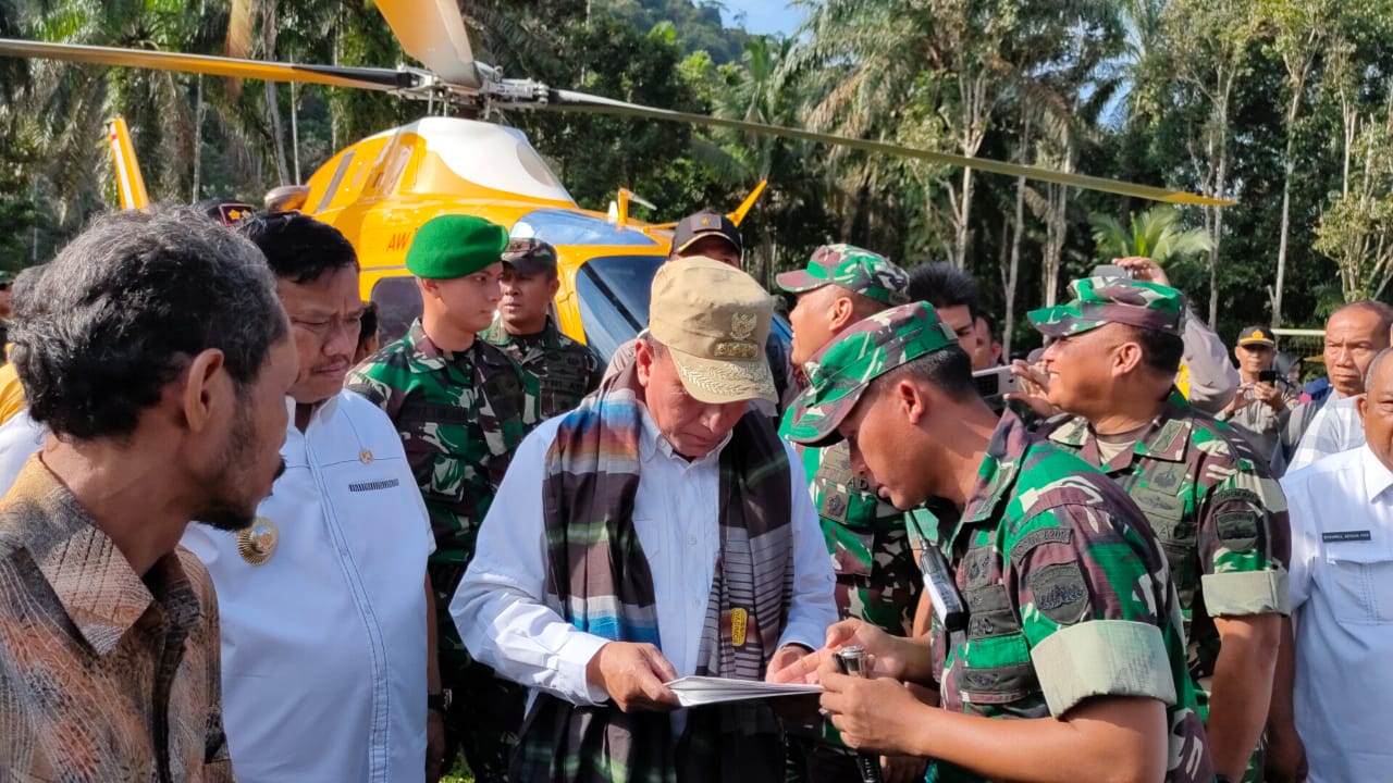 Kasdam I/BB Dampingi Gubsu Tinjau Lokasi Banjir Bandang di Labura