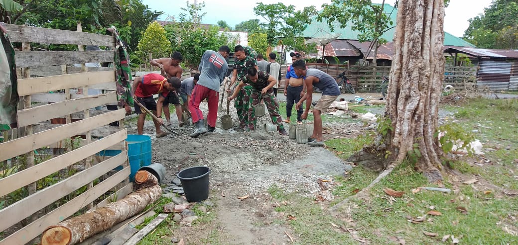 Minimnya Pasokan Air, Satgas Yonif RK 136/TS Gotong Royong Dirikan Bak Penampungan Air di Tehoru