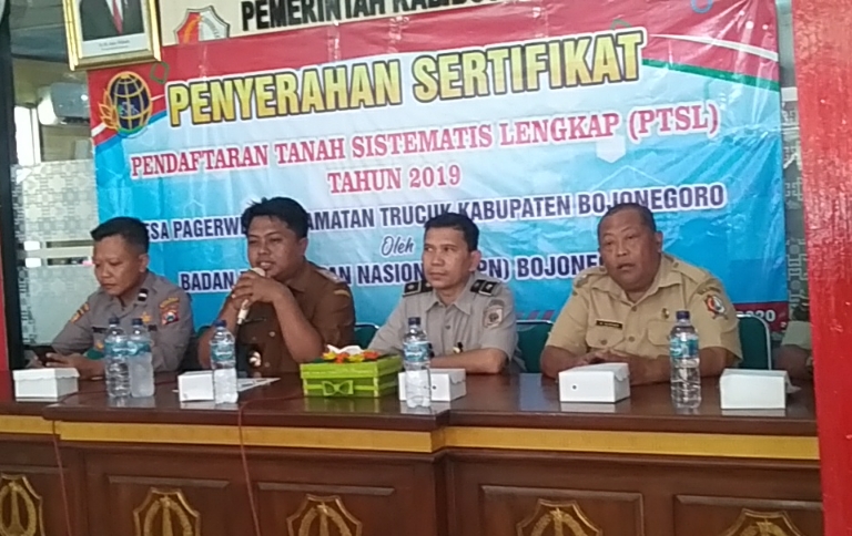 Panitia PTSL Desa Pagerwesi Bagikan 1.260 Sertifikat Hari Ini