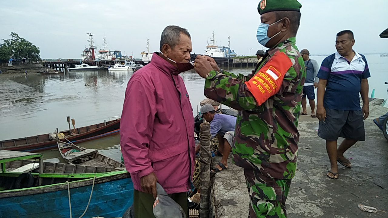 Ops Yustisi Razia Masker, Babinsa Koramil 15/PS Dim 0203/LKt Cegah Penyebaran Covid-19