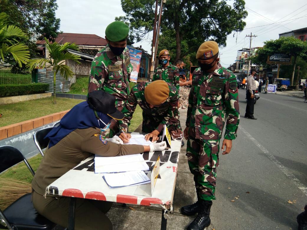 Tingkatkan Kesadaran Masyarakat Bahaya Covid-19, Babinsa Koramil 16/Binjai Utara Razia Masker