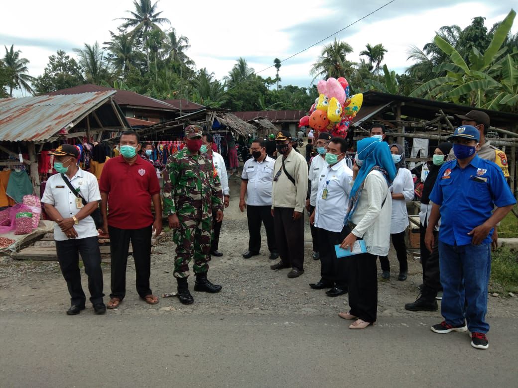 Serbu Pasar Rakyat, Babinsa Koramil 10/PT Bersama Forkopimca Padang Tualang Gelar Penegakan Disiplin Protkes