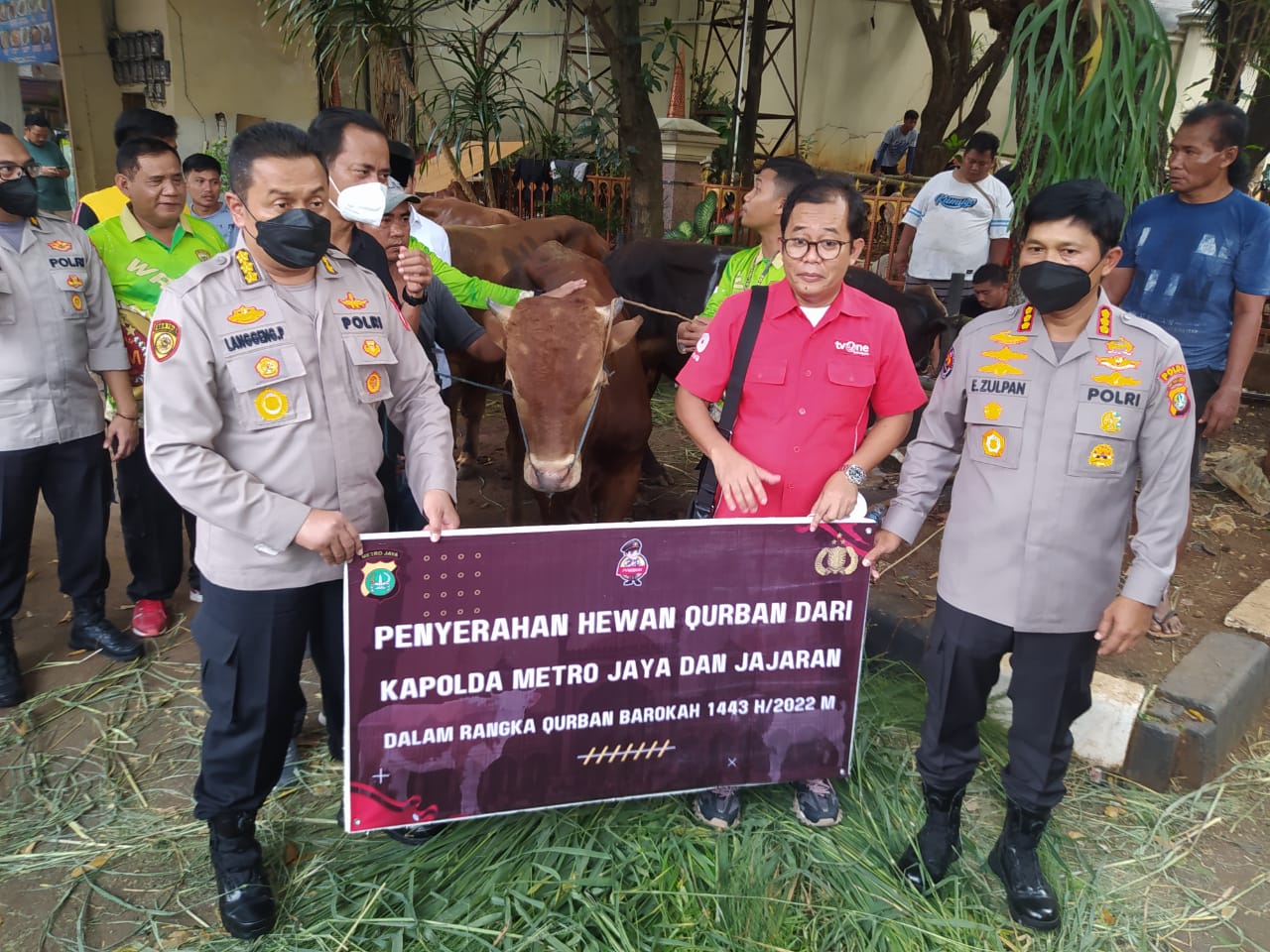 Polda Metro Jaya Melalui Program Qurban Barokah Salurkan 165 Sapi dan 50 Kambing