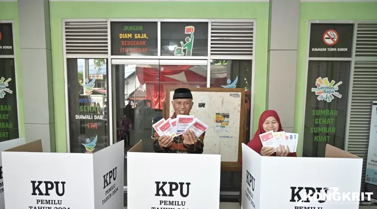 Gubernur Mahyeldi dan Keluarga Terlibat Langsung dalam Pemilu 2024 di TPS 12 Jati Baru Padang