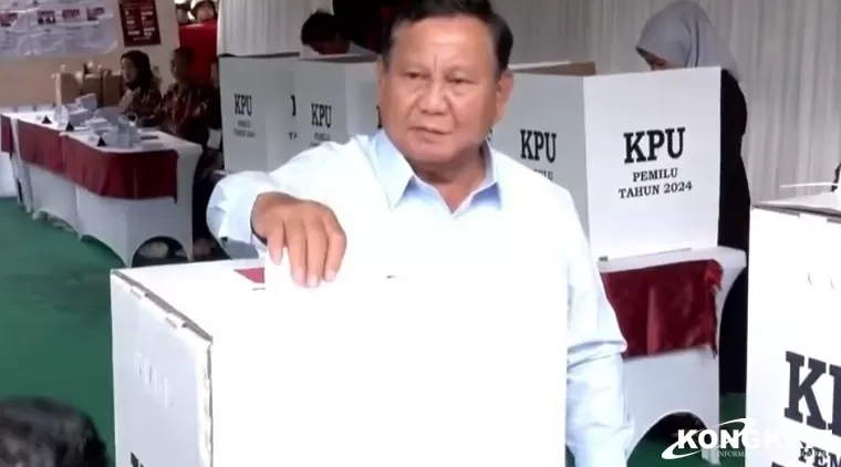 Prabowo Subianto saat memberikan hak suara di TPS 33 Bojong Koneng