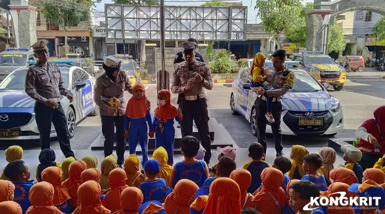 Satuan Lalu Lintas (Satlantas) Polres Tulungagung mengadakan kegiatan Polsanak (Polisi Sahabat Anak) di halaman Markas Polisi setempat, Rabu (21/02/2024).