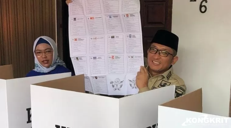 Wali Kota Padang Hendri Septa dan Istri Gunakan Hak Suaranya di TPS 08 Ulak Karang, Ajak Masyarakat Ikut Pesta Demokrasi