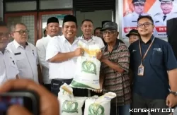 Bupati Suhatri Bur Berbagi Beras kepada Ribuan Keluarga di Padang Pariaman