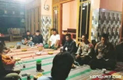 Kapolsek Rejotangan bersama anggota saat menghadiri kegiatan ngopi bareng bersama komunitas pencak silat