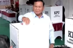 Prabowo Subianto saat memberikan hak suara di TPS 33 Bojong Koneng