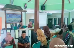 Pemdes Karangtalun menggelar sosialisasi deteksi dini resiko tinggi ibu hamil di balai desa setempat. (Insert : Bidan Pelaksana Puskesmas Kalidawir dan Kades Karangtalun)