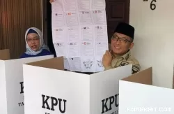 Wali Kota Padang Hendri Septa dan Istri Gunakan Hak Suaranya di TPS 08 Ulak Karang, Ajak Masyarakat Ikut Pesta Demokrasi