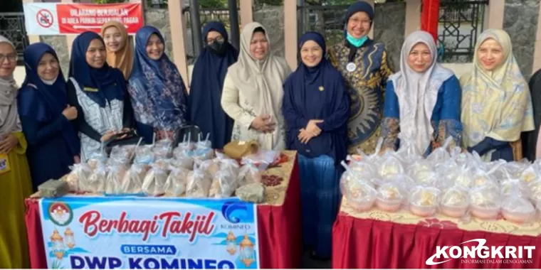 Aksi Sosial Ramadan, DWP Diskominfo Kota Solok Bagi-bagi Takjil Gratis untuk Masyarakat