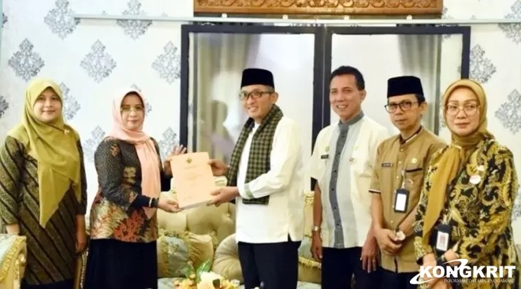 BPK Sumbar Serahkan Hasil Pemeriksaan LKPD 2023, Wali Kota Padang Segera Lakukan Evaluasi